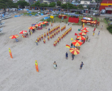 Os 35 formandos do Curso de Guarda-Vidas turma 2019/2020 festejaram nesta quinta-feira (06/02), em Matinhos (PR), a conclusão de um dos cursos mais desejados do Corpo de Bombeiros. Na cerimônia eles receberam o apito e a camisa do uniforme de guarda-vidas, itens que comprovam a aptidão dos bombeiros militares para atuar em resgates em meio líquido. - Curitiba, 06/02/2020  - Foto: Divulgação SESP