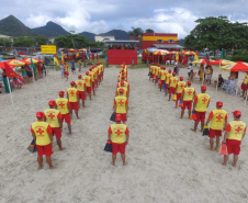 Os 35 formandos do Curso de Guarda-Vidas turma 2019/2020 festejaram nesta quinta-feira (06/02), em Matinhos (PR), a conclusão de um dos cursos mais desejados do Corpo de Bombeiros. Na cerimônia eles receberam o apito e a camisa do uniforme de guarda-vidas, itens que comprovam a aptidão dos bombeiros militares para atuar em resgates em meio líquido. - Curitiba, 06/02/2020  - Foto: Divulgação SESP