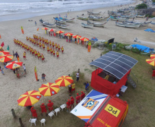 Os 35 formandos do Curso de Guarda-Vidas turma 2019/2020 festejaram nesta quinta-feira (06/02), em Matinhos (PR), a conclusão de um dos cursos mais desejados do Corpo de Bombeiros. Na cerimônia eles receberam o apito e a camisa do uniforme de guarda-vidas, itens que comprovam a aptidão dos bombeiros militares para atuar em resgates em meio líquido. - Curitiba, 06/02/2020  - Foto: Divulgação SESP