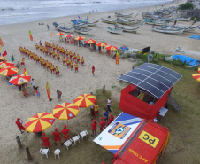 Os 35 formandos do Curso de Guarda-Vidas turma 2019/2020 festejaram nesta quinta-feira (06/02), em Matinhos (PR), a conclusão de um dos cursos mais desejados do Corpo de Bombeiros. Na cerimônia eles receberam o apito e a camisa do uniforme de guarda-vidas, itens que comprovam a aptidão dos bombeiros militares para atuar em resgates em meio líquido. - Curitiba, 06/02/2020  - Foto: Divulgação SESP
