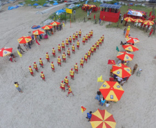 Os 35 formandos do Curso de Guarda-Vidas turma 2019/2020 festejaram nesta quinta-feira (06/02), em Matinhos (PR), a conclusão de um dos cursos mais desejados do Corpo de Bombeiros. Na cerimônia eles receberam o apito e a camisa do uniforme de guarda-vidas, itens que comprovam a aptidão dos bombeiros militares para atuar em resgates em meio líquido. - Curitiba, 06/02/2020  - Foto: Divulgação SESP