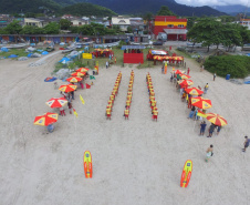 Os 35 formandos do Curso de Guarda-Vidas turma 2019/2020 festejaram nesta quinta-feira (06/02), em Matinhos (PR), a conclusão de um dos cursos mais desejados do Corpo de Bombeiros. Na cerimônia eles receberam o apito e a camisa do uniforme de guarda-vidas, itens que comprovam a aptidão dos bombeiros militares para atuar em resgates em meio líquido. - Curitiba, 06/02/2020  - Foto: Divulgação SESP