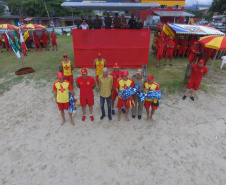 Os 35 formandos do Curso de Guarda-Vidas turma 2019/2020 festejaram nesta quinta-feira (06/02), em Matinhos (PR), a conclusão de um dos cursos mais desejados do Corpo de Bombeiros. Na cerimônia eles receberam o apito e a camisa do uniforme de guarda-vidas, itens que comprovam a aptidão dos bombeiros militares para atuar em resgates em meio líquido. - Curitiba, 06/02/2020  - Foto: Divulgação SESP