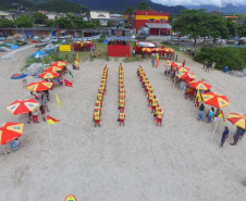 Os 35 formandos do Curso de Guarda-Vidas turma 2019/2020 festejaram nesta quinta-feira (06/02), em Matinhos (PR), a conclusão de um dos cursos mais desejados do Corpo de Bombeiros. Na cerimônia eles receberam o apito e a camisa do uniforme de guarda-vidas, itens que comprovam a aptidão dos bombeiros militares para atuar em resgates em meio líquido. - Curitiba, 06/02/2020  - Foto: Divulgação SESP