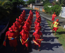 Os 35 formandos do Curso de Guarda-Vidas turma 2019/2020 festejaram nesta quinta-feira (06/02), em Matinhos (PR), a conclusão de um dos cursos mais desejados do Corpo de Bombeiros. Na cerimônia eles receberam o apito e a camisa do uniforme de guarda-vidas, itens que comprovam a aptidão dos bombeiros militares para atuar em resgates em meio líquido. - Curitiba, 06/02/2020  - Foto: Divulgação SESP
