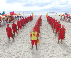 Os 35 formandos do Curso de Guarda-Vidas turma 2019/2020 festejaram nesta quinta-feira (06/02), em Matinhos (PR), a conclusão de um dos cursos mais desejados do Corpo de Bombeiros. Na cerimônia eles receberam o apito e a camisa do uniforme de guarda-vidas, itens que comprovam a aptidão dos bombeiros militares para atuar em resgates em meio líquido. - Curitiba, 06/02/2020  - Foto: Divulgação SESP