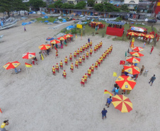Os 35 formandos do Curso de Guarda-Vidas turma 2019/2020 festejaram nesta quinta-feira (06/02), em Matinhos (PR), a conclusão de um dos cursos mais desejados do Corpo de Bombeiros. Na cerimônia eles receberam o apito e a camisa do uniforme de guarda-vidas, itens que comprovam a aptidão dos bombeiros militares para atuar em resgates em meio líquido. - Curitiba, 06/02/2020  - Foto: Divulgação SESP