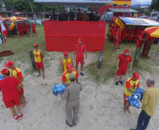 Os 35 formandos do Curso de Guarda-Vidas turma 2019/2020 festejaram nesta quinta-feira (06/02), em Matinhos (PR), a conclusão de um dos cursos mais desejados do Corpo de Bombeiros. Na cerimônia eles receberam o apito e a camisa do uniforme de guarda-vidas, itens que comprovam a aptidão dos bombeiros militares para atuar em resgates em meio líquido. - Curitiba, 06/02/2020  - Foto: Divulgação SESP