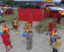 Os 35 formandos do Curso de Guarda-Vidas turma 2019/2020 festejaram nesta quinta-feira (06/02), em Matinhos (PR), a conclusão de um dos cursos mais desejados do Corpo de Bombeiros. Na cerimônia eles receberam o apito e a camisa do uniforme de guarda-vidas, itens que comprovam a aptidão dos bombeiros militares para atuar em resgates em meio líquido. - Curitiba, 06/02/2020  - Foto: Divulgação SESP