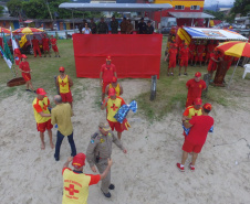 Os 35 formandos do Curso de Guarda-Vidas turma 2019/2020 festejaram nesta quinta-feira (06/02), em Matinhos (PR), a conclusão de um dos cursos mais desejados do Corpo de Bombeiros. Na cerimônia eles receberam o apito e a camisa do uniforme de guarda-vidas, itens que comprovam a aptidão dos bombeiros militares para atuar em resgates em meio líquido. - Curitiba, 06/02/2020  - Foto: Divulgação SESP