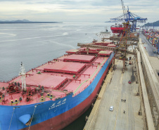 O Porto de Paranaguá vai movimentar nesta semana a maior quantidade de grãos para exportação da história. O navio chinês Lan Hua Hai chega nesta segunda-feira (27) no porto paranaense e vai receber 90 mil toneladas de farelo de soja ? o equivalente a cerca de 2,5 mil carretas carregadas. A previsão é que a operação dure quatro dias.  -  Paranaguá, 28/05/2019  -  Foto: José Fernando Ogura/ANPr