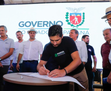 Protocolo de intenções foi assinado governador Carlos Massa Ratinho Junior. Medida vai beneficiar mais de 50 cidades da região oeste com expertise da Celepar.
Foto: Rodrigo Felix Leal