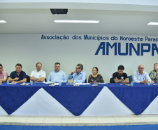 Os prefeitos que integram a Associação dos Municípios do Noroeste Paranaense (Amunpar) receberam orientações e conheceram um pouco mais sobre as ações do Governo do Paraná no combate à dengue. O secretário de Estado da Saúde, Beto Preto, esteve na manhã desta sexta-feira (7), em Paranavaí, na posse da nova diretoria da entidade, que congrega 28 municípios, e falou aos gestores sobre o panorama da dengue no Paraná.  -  Paranavaí, 07/02/2020  -  Foto: Ivan Fuquini/Divulgação SESA