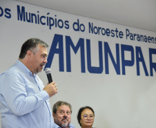 Os prefeitos que integram a Associação dos Municípios do Noroeste Paranaense (Amunpar) receberam orientações e conheceram um pouco mais sobre as ações do Governo do Paraná no combate à dengue. O secretário de Estado da Saúde, Beto Preto, esteve na manhã desta sexta-feira (7), em Paranavaí, na posse da nova diretoria da entidade, que congrega 28 municípios, e falou aos gestores sobre o panorama da dengue no Paraná.  -  Paranavaí, 07/02/2020  -  Foto: Ivan Fuquini/Divulgação SESA