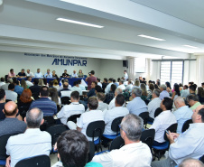 Os prefeitos que integram a Associação dos Municípios do Noroeste Paranaense (Amunpar) receberam orientações e conheceram um pouco mais sobre as ações do Governo do Paraná no combate à dengue. O secretário de Estado da Saúde, Beto Preto, esteve na manhã desta sexta-feira (7), em Paranavaí, na posse da nova diretoria da entidade, que congrega 28 municípios, e falou aos gestores sobre o panorama da dengue no Paraná.  -  Paranavaí, 07/02/2020  -  Foto: Ivan Fuquini/Divulgação SESA