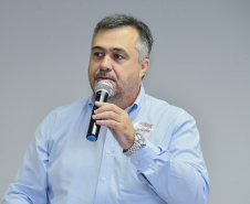 Os prefeitos que integram a Associação dos Municípios do Noroeste Paranaense (Amunpar) receberam orientações e conheceram um pouco mais sobre as ações do Governo do Paraná no combate à dengue. O secretário de Estado da Saúde, Beto Preto, esteve na manhã desta sexta-feira (7), em Paranavaí, na posse da nova diretoria da entidade, que congrega 28 municípios, e falou aos gestores sobre o panorama da dengue no Paraná.  -  Paranavaí, 07/02/2020  -  Foto: Ivan Fuquini/Divulgação SESA
