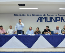 Os prefeitos que integram a Associação dos Municípios do Noroeste Paranaense (Amunpar) receberam orientações e conheceram um pouco mais sobre as ações do Governo do Paraná no combate à dengue. O secretário de Estado da Saúde, Beto Preto, esteve na manhã desta sexta-feira (7), em Paranavaí, na posse da nova diretoria da entidade, que congrega 28 municípios, e falou aos gestores sobre o panorama da dengue no Paraná.  -  Paranavaí, 07/02/2020  -  Foto: Ivan Fuquini/Divulgação SESA