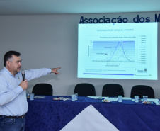 Os prefeitos que integram a Associação dos Municípios do Noroeste Paranaense (Amunpar) receberam orientações e conheceram um pouco mais sobre as ações do Governo do Paraná no combate à dengue. O secretário de Estado da Saúde, Beto Preto, esteve na manhã desta sexta-feira (7), em Paranavaí, na posse da nova diretoria da entidade, que congrega 28 municípios, e falou aos gestores sobre o panorama da dengue no Paraná.  -  Paranavaí, 07/02/2020  -  Foto: Ivan Fuquini/Divulgação SESA