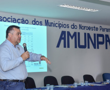 Os prefeitos que integram a Associação dos Municípios do Noroeste Paranaense (Amunpar) receberam orientações e conheceram um pouco mais sobre as ações do Governo do Paraná no combate à dengue. O secretário de Estado da Saúde, Beto Preto, esteve na manhã desta sexta-feira (7), em Paranavaí, na posse da nova diretoria da entidade, que congrega 28 municípios, e falou aos gestores sobre o panorama da dengue no Paraná.  -  Paranavaí, 07/02/2020  -  Foto: Ivan Fuquini/Divulgação SESA