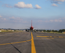 Companhia Latam anunciou a ampliação de 2 para 16 o número semanal de voos diretos entre as cidades paranaenses. Para o governador Carlos Massa Ratinho Junior iniciativa reforça a condição de Foz do Iguaçu como um dos principais polos turísticos do País. Foto: Geraldo Bubniak/AEN