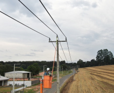 A extensão das redes que levam energia para movimentar a economia e proporcionar conforto na cidade e no campo acaba de completar 200 mil quilômetros, no Paraná. Este é o ativo que a Copel mantém e opera para atender quase 4,8 milhões de ligações em sua área de concessão.
Curitiba, 13/02/2020 Foto: Divulgação/Copel