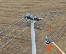 A extensão das redes que levam energia para movimentar a economia e proporcionar conforto na cidade e no campo acaba de completar 200 mil quilômetros, no Paraná. Este é o ativo que a Copel mantém e opera para atender quase 4,8 milhões de ligações em sua área de concessão.
Curitiba, 13/02/2020 - Foto: Divulgação/Copel