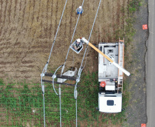 A extensão das redes que levam energia para movimentar a economia e proporcionar conforto na cidade e no campo acaba de completar 200 mil quilômetros, no Paraná. Este é o ativo que a Copel mantém e opera para atender quase 4,8 milhões de ligações em sua área de concessão.
Curitiba, 13/02/2020 Foto: Divulgação/Copel