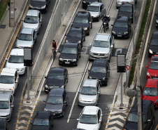Começa a vencer nesta segunda-feira (17) o prazo para o pagamento da segunda parcela do Imposto sobre Propriedade de Veículos Automotores (IPVA).   - Foto: José Fernando Ogura/Arquivo AEN