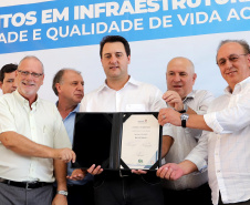 O governador Carlos Massa Ratinho inaugura a Escola Municipal Ana Zorning e confirma recursos para pavimentação, em Rio Negro, região sudeste do Paraná. Presentes no evento: prefeito de Rio Negro, Milton José Paizani; secretário de Desenvolvimento Urbano, João Carlos Ortega; secretário de Educação e do Esporte, Renato Feder; de Agricultura e Abastecimento, Norberto Ortigara; entre outros.Rio Negro, 13-02-20.Foto: Arnaldo Alves / AEN.