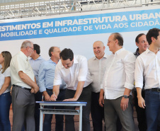 O governador Carlos Massa Ratinho inaugura a Escola Municipal Ana Zorning e confirma recursos para pavimentação, em Rio Negro, região sudeste do Paraná. Presentes no evento: prefeito de Rio Negro, Milton José Paizani; secretário de Desenvolvimento Urbano, João Carlos Ortega; secretário de Educação e do Esporte, Renato Feder; de Agricultura e Abastecimento, Norberto Ortigara; entre outros.Rio Negro, 13-02-20.Foto: Arnaldo Alves / AEN.