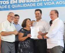 O governador Carlos Massa Ratinho inaugura a Escola Municipal Ana Zorning e confirma recursos para pavimentação, em Rio Negro, região sudeste do Paraná. Presentes no evento: prefeito de Rio Negro, Milton José Paizani; secretário de Desenvolvimento Urbano, João Carlos Ortega; secretário de Educação e do Esporte, Renato Feder; de Agricultura e Abastecimento, Norberto Ortigara; entre outros.Rio Negro, 13-02-20.Foto: Arnaldo Alves / AEN.