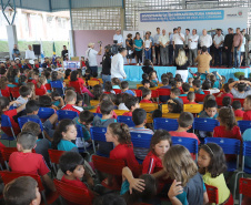O governador Carlos Massa Ratinho inaugura a Escola Municipal Ana Zorning e confirma recursos para pavimentação, em Rio Negro, região sudeste do Paraná. Presentes no evento: prefeito de Rio Negro, Milton José Paizani; secretário de Desenvolvimento Urbano, João Carlos Ortega; secretário de Educação e do Esporte, Renato Feder; de Agricultura e Abastecimento, Norberto Ortigara; entre outros.Rio Negro, 13-02-20.Foto: Arnaldo Alves / AEN.