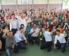 O governador Carlos Massa Ratinho inaugura a Escola Municipal Ana Zorning e confirma recursos para pavimentação, em Rio Negro, região sudeste do Paraná. Presentes no evento: prefeito de Rio Negro, Milton José Paizani; secretário de Desenvolvimento Urbano, João Carlos Ortega; secretário de Educação e do Esporte, Renato Feder; de Agricultura e Abastecimento, Norberto Ortigara; entre outros.Rio Negro, 13-02-20.Foto: Arnaldo Alves / AEN.