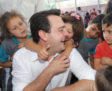 O governador Carlos Massa Ratinho inaugura a Escola Municipal Ana Zorning e confirma recursos para pavimentação, em Rio Negro, região sudeste do Paraná. Presentes no evento: prefeito de Rio Negro, Milton José Paizani; secretário de Desenvolvimento Urbano, João Carlos Ortega; secretário de Educação e do Esporte, Renato Feder; de Agricultura e Abastecimento, Norberto Ortigara; entre outros.Rio Negro, 13-02-20.Foto: Arnaldo Alves / AEN.