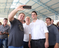 O governador Carlos Massa Ratinho inaugura a Escola Municipal Ana Zorning e confirma recursos para pavimentação, em Rio Negro, região sudeste do Paraná. Presentes no evento: prefeito de Rio Negro, Milton José Paizani; secretário de Desenvolvimento Urbano, João Carlos Ortega; secretário de Educação e do Esporte, Renato Feder; de Agricultura e Abastecimento, Norberto Ortigara; entre outros.Rio Negro, 13-02-20.Foto: Arnaldo Alves / AEN.