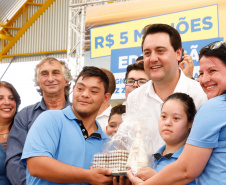 Cerca de 1.100 estudantes do Ensino Fundamental e Ensino Médio, de Sarandi, Noroeste do Paraná, são beneficiados com a nova estrutura da Escola Estadual Vereador Luiz Zanchim, inaugurada nesta sexta-feira (14), pelo governador Carlos Massa Ratinho Junior.  -  Sarandi, 14/02/2020  -  Foto: Rodrigo Félix Leal/AEN