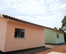  Representantes do Governo do Estado e da Prefeitura de Bituruna entregaram nesta sexta-feira (14) as chaves de 25 casas populares a famílias que viviam em situação de vulnerabilidade social na cidade, na região Sul do estado. Graças aos aportes de R$ 1,2 milhão feitos por meio do programa Nossa Gente Paraná, os beneficiários não precisarão arcar com nenhum custo pela mudança para as novas moradias.  -  Bituruna, 14/02/2020  -  Foto: Rafaela Fiala - Cohapar 