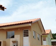  Representantes do Governo do Estado e da Prefeitura de Bituruna entregaram nesta sexta-feira (14) as chaves de 25 casas populares a famílias que viviam em situação de vulnerabilidade social na cidade, na região Sul do estado. Graças aos aportes de R$ 1,2 milhão feitos por meio do programa Nossa Gente Paraná, os beneficiários não precisarão arcar com nenhum custo pela mudança para as novas moradias.  -  Bituruna, 14/02/2020  -  Foto: Rafaela Fiala - Cohapar 