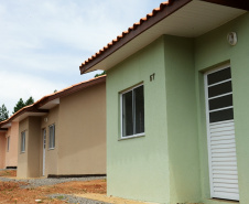  Representantes do Governo do Estado e da Prefeitura de Bituruna entregaram nesta sexta-feira (14) as chaves de 25 casas populares a famílias que viviam em situação de vulnerabilidade social na cidade, na região Sul do estado. Graças aos aportes de R$ 1,2 milhão feitos por meio do programa Nossa Gente Paraná, os beneficiários não precisarão arcar com nenhum custo pela mudança para as novas moradias.  -  Bituruna, 14/02/2020  -  Foto: Rafaela Fiala - Cohapar 