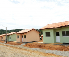  Representantes do Governo do Estado e da Prefeitura de Bituruna entregaram nesta sexta-feira (14) as chaves de 25 casas populares a famílias que viviam em situação de vulnerabilidade social na cidade, na região Sul do estado. Graças aos aportes de R$ 1,2 milhão feitos por meio do programa Nossa Gente Paraná, os beneficiários não precisarão arcar com nenhum custo pela mudança para as novas moradias.  -  Bituruna, 14/02/2020  -  Foto: Rafaela Fiala - Cohapar 