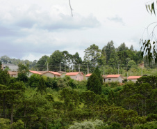  Representantes do Governo do Estado e da Prefeitura de Bituruna entregaram nesta sexta-feira (14) as chaves de 25 casas populares a famílias que viviam em situação de vulnerabilidade social na cidade, na região Sul do estado. Graças aos aportes de R$ 1,2 milhão feitos por meio do programa Nossa Gente Paraná, os beneficiários não precisarão arcar com nenhum custo pela mudança para as novas moradias.  -  Bituruna, 14/02/2020  -  Foto: Rafaela Fiala - Cohapar 