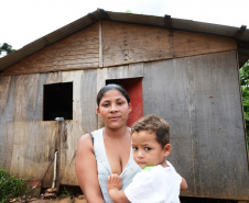  Representantes do Governo do Estado e da Prefeitura de Bituruna entregaram nesta sexta-feira (14) as chaves de 25 casas populares a famílias que viviam em situação de vulnerabilidade social na cidade, na região Sul do estado. Graças aos aportes de R$ 1,2 milhão feitos por meio do programa Nossa Gente Paraná, os beneficiários não precisarão arcar com nenhum custo pela mudança para as novas moradias.  -  Bituruna, 14/02/2020  -  Foto: Rafaela Fiala - Cohapar 