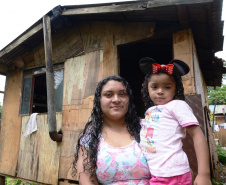  Representantes do Governo do Estado e da Prefeitura de Bituruna entregaram nesta sexta-feira (14) as chaves de 25 casas populares a famílias que viviam em situação de vulnerabilidade social na cidade, na região Sul do estado. Graças aos aportes de R$ 1,2 milhão feitos por meio do programa Nossa Gente Paraná, os beneficiários não precisarão arcar com nenhum custo pela mudança para as novas moradias.  -  Bituruna, 14/02/2020  -  Foto: Rafaela Fiala - Cohapar 