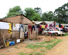  Representantes do Governo do Estado e da Prefeitura de Bituruna entregaram nesta sexta-feira (14) as chaves de 25 casas populares a famílias que viviam em situação de vulnerabilidade social na cidade, na região Sul do estado. Graças aos aportes de R$ 1,2 milhão feitos por meio do programa Nossa Gente Paraná, os beneficiários não precisarão arcar com nenhum custo pela mudança para as novas moradias.  -  Bituruna, 14/02/2020  -  Foto: Rafaela Fiala - Cohapar 