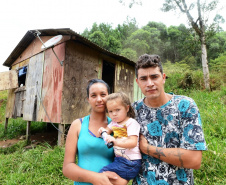  Representantes do Governo do Estado e da Prefeitura de Bituruna entregaram nesta sexta-feira (14) as chaves de 25 casas populares a famílias que viviam em situação de vulnerabilidade social na cidade, na região Sul do estado. Graças aos aportes de R$ 1,2 milhão feitos por meio do programa Nossa Gente Paraná, os beneficiários não precisarão arcar com nenhum custo pela mudança para as novas moradias.  -  Bituruna, 14/02/2020  -  Foto: Rafaela Fiala - Cohapar 