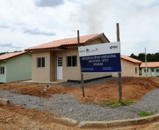  Representantes do Governo do Estado e da Prefeitura de Bituruna entregaram nesta sexta-feira (14) as chaves de 25 casas populares a famílias que viviam em situação de vulnerabilidade social na cidade, na região Sul do estado. Graças aos aportes de R$ 1,2 milhão feitos por meio do programa Nossa Gente Paraná, os beneficiários não precisarão arcar com nenhum custo pela mudança para as novas moradias.  -  Bituruna, 14/02/2020  -  Foto: Rafaela Fiala - Cohapar 