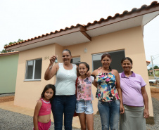  Representantes do Governo do Estado e da Prefeitura de Bituruna entregaram nesta sexta-feira (14) as chaves de 25 casas populares a famílias que viviam em situação de vulnerabilidade social na cidade, na região Sul do estado. Graças aos aportes de R$ 1,2 milhão feitos por meio do programa Nossa Gente Paraná, os beneficiários não precisarão arcar com nenhum custo pela mudança para as novas moradias.  -  Bituruna, 14/02/2020  -  Foto: Rafaela Fiala - Cohapar 