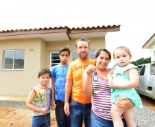  Representantes do Governo do Estado e da Prefeitura de Bituruna entregaram nesta sexta-feira (14) as chaves de 25 casas populares a famílias que viviam em situação de vulnerabilidade social na cidade, na região Sul do estado. Graças aos aportes de R$ 1,2 milhão feitos por meio do programa Nossa Gente Paraná, os beneficiários não precisarão arcar com nenhum custo pela mudança para as novas moradias.  -  Bituruna, 14/02/2020  -  Foto: Rafaela Fiala - Cohapar 