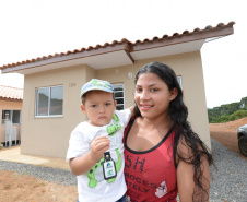  Representantes do Governo do Estado e da Prefeitura de Bituruna entregaram nesta sexta-feira (14) as chaves de 25 casas populares a famílias que viviam em situação de vulnerabilidade social na cidade, na região Sul do estado. Graças aos aportes de R$ 1,2 milhão feitos por meio do programa Nossa Gente Paraná, os beneficiários não precisarão arcar com nenhum custo pela mudança para as novas moradias.  -  Bituruna, 14/02/2020  -  Foto: Rafaela Fiala - Cohapar 