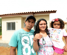  Representantes do Governo do Estado e da Prefeitura de Bituruna entregaram nesta sexta-feira (14) as chaves de 25 casas populares a famílias que viviam em situação de vulnerabilidade social na cidade, na região Sul do estado. Graças aos aportes de R$ 1,2 milhão feitos por meio do programa Nossa Gente Paraná, os beneficiários não precisarão arcar com nenhum custo pela mudança para as novas moradias.  -  Bituruna, 14/02/2020  -  Foto: Rafaela Fiala - Cohapar 